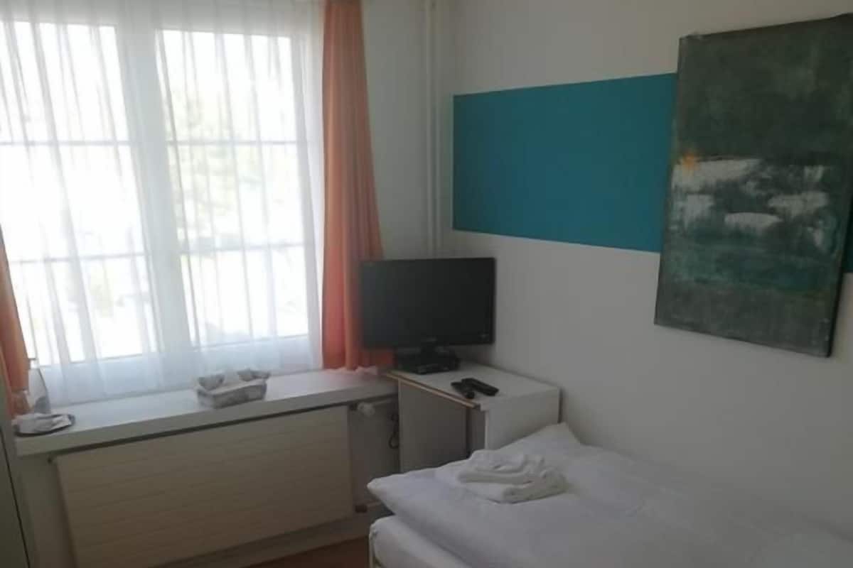 Deluxe Single Room | Rollaway beds (surcharge), bed sheets