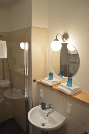 Habitació doble Deluxe | Bany | Dutxa i tovalloles 