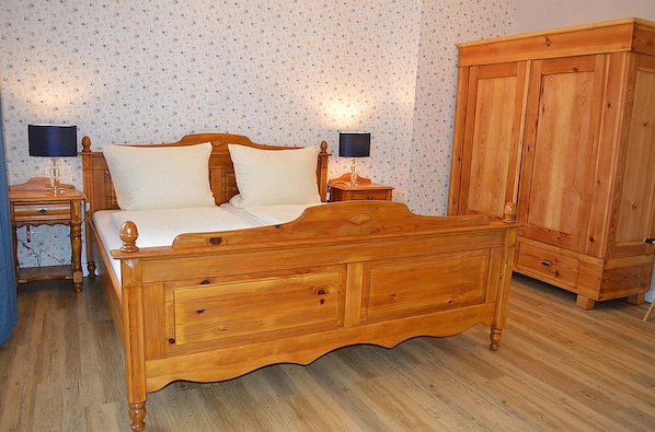 Hypo-allergenic bedding, desk, soundproofing, free cots/infant beds