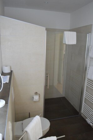 Buồng tắm vòi sen, khăn tắm 