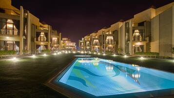 Alberca techada, 6 albercas al aire libre y sombrillas en la alberca