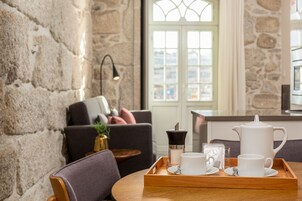 Apartamento luxo, 1 quarto, sacada (2) | Sala de estar | TV de tela plana