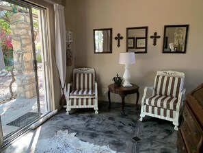 Family Room | Private kitchenette | Electric kettle - Tarentaal Guest Farm (Okaukuejo)