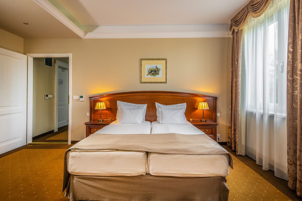 1 bedroom, hypo-allergenic bedding available, minibar, in-room safe