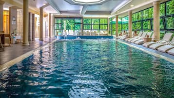 Piscina interna, piscina externa sazonal, espreguiçadeiras