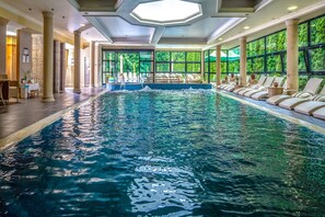 Indoor pool, seasonal outdoor pool, sun loungers - La Contessa Castle Hotel (Szilvasvarad)
