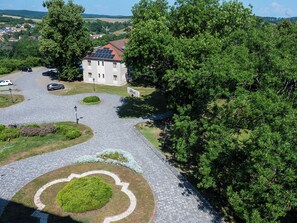 Garden view - La Contessa Castle Hotel (Szilvasvarad)