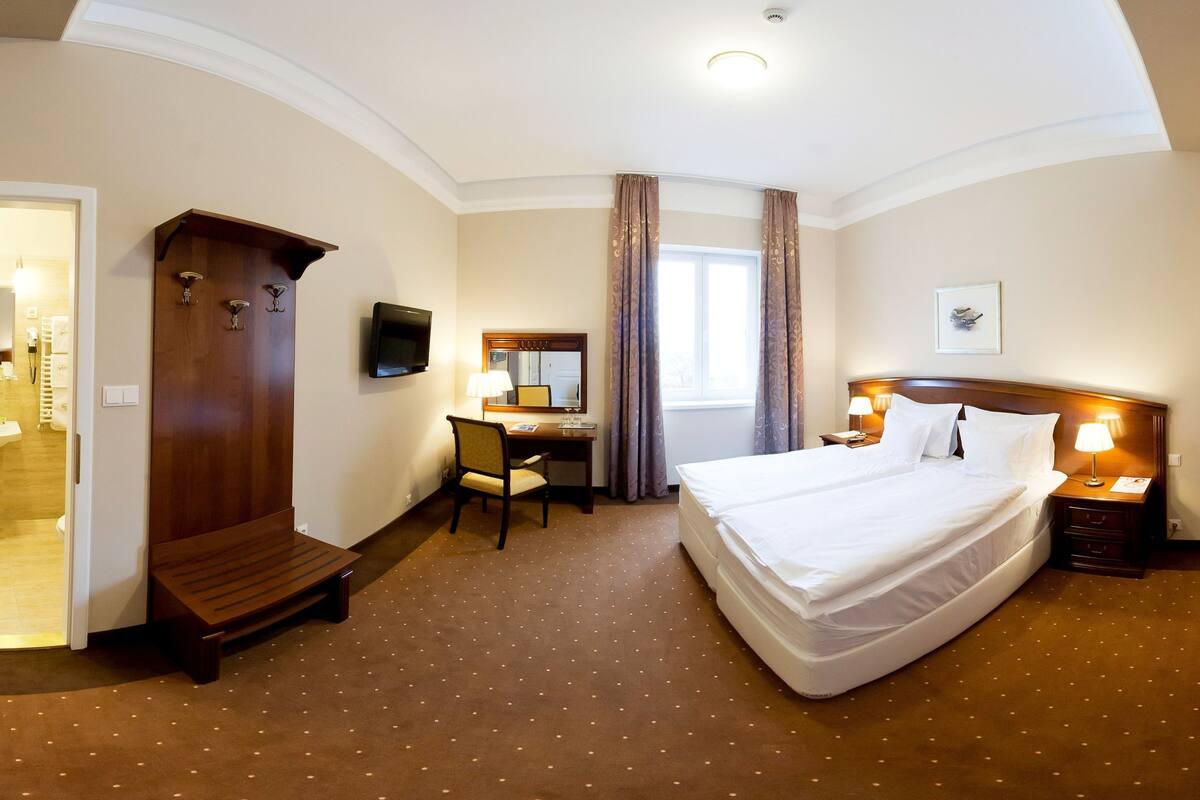 1 bedroom, hypo-allergenic bedding available, minibar, in-room safe