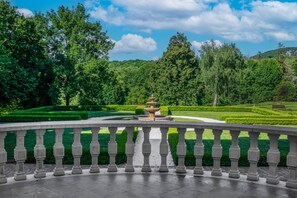 Front of property - La Contessa Castle Hotel (Szilvasvarad)