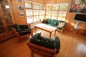 Cottage, 4 Bedrooms | In-room dining