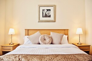 Escritorio, tabla de planchar con plancha, wifi gratis y ropa de cama