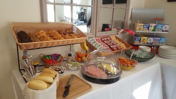 Free daily continental breakfast 