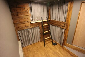 Individually decorated, blackout curtains, free WiFi, bed sheets - SHARIN Kanazawa Traveler's Inn - Hostel (Kanazawa)