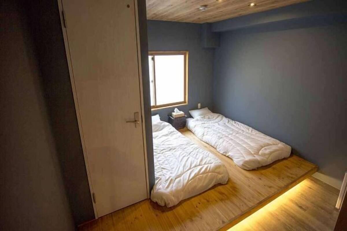 Individually decorated, blackout drapes, free WiFi, bed sheets