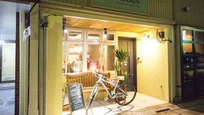 A storefront with a sign reading "SHARIN Kanazawa Traveler's Inn." - SHARIN Kanazawa Traveler's Inn - Hostel (Kanazawa)