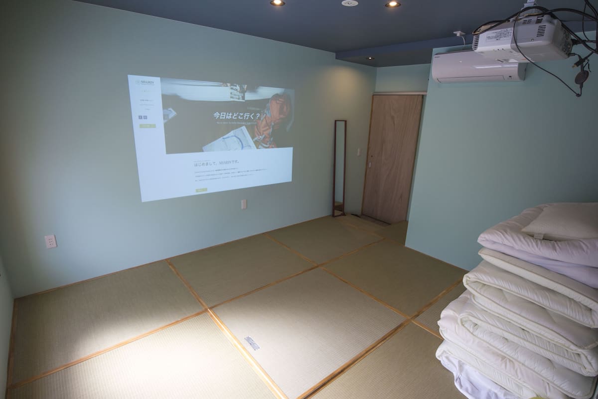 Cortinas opacas, wifi gratis, decoración individual y ropa de cama