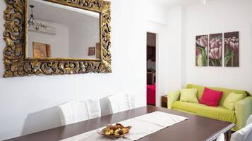 Departamento, 4 habitaciones | Área de sala de estar | Televisión de pantalla plana