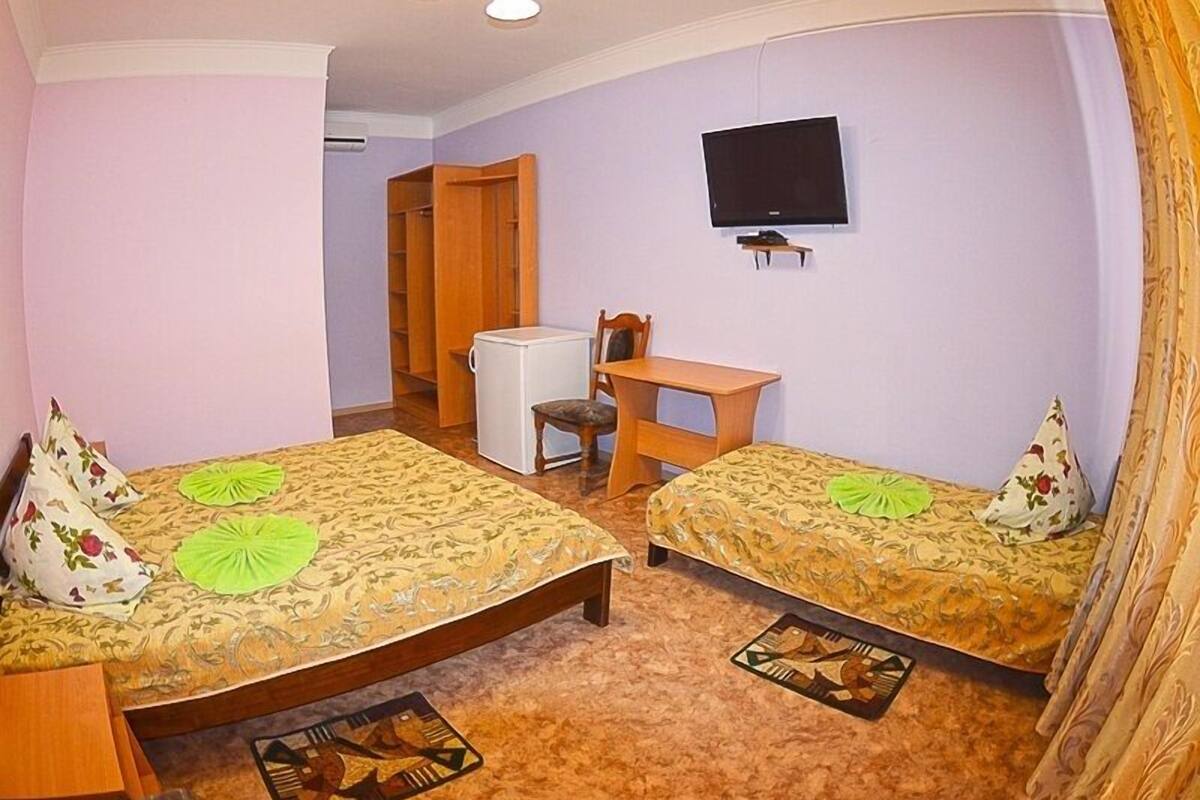 Standard-Dreibettzimmer | Zimmersafe, schallisolierte Zimmer, Bügeleisen/Bügelbrett, Zustellbetten