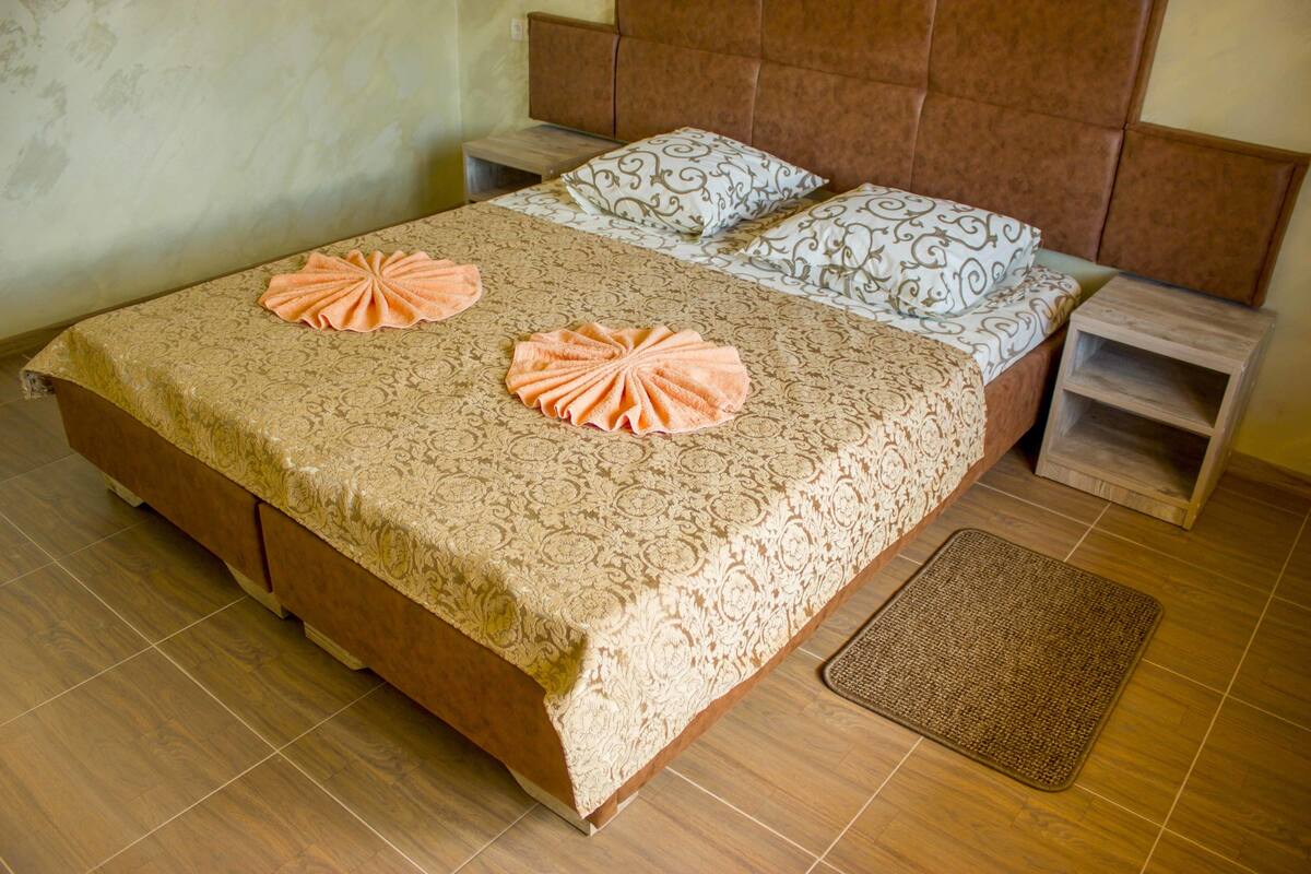 Standard-Vierbettzimmer, Poolzugang | Zimmersafe, schallisolierte Zimmer, Bügeleisen/Bügelbrett, Zustellbetten