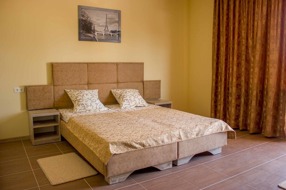 Zimmersafe, schallisolierte Zimmer, Bügeleisen/Bügelbrett, Zustellbetten