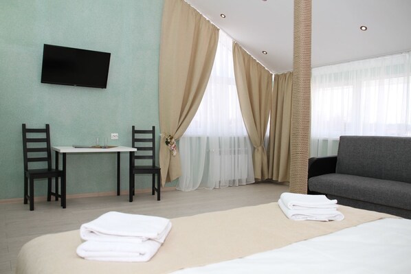 Suite estudio | Caja de seguridad en la habitación, cortinas blackout y insonorización 