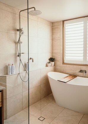 Bathtub, hair dryer, towels, soap - Bay of Martyrs Sunsets - Coastal LuxuryBeach House (Peterborough)