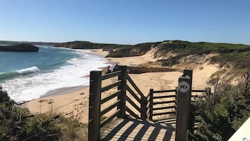 靠近海滩、沙滩椅、沙滩毛巾