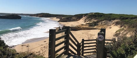Plage à proximité, chaises longues, serviettes de plage