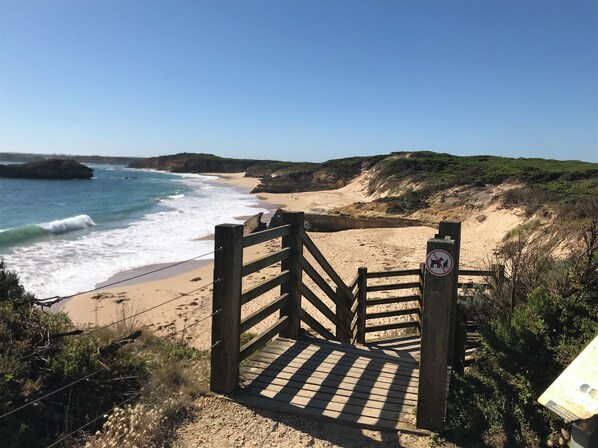 Una playa cerca, sillas reclinables de playa, toallas de playa