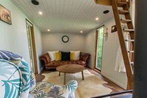 Decoración personalizada, muebles diferentes y ropa de cama 