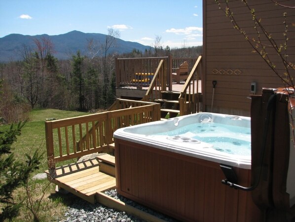 Outdoor spa tub - Franconia Notch Retreat, Huge Views, Hot Tub, EV charger, A/C (Sugar Hill)