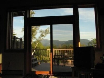 Franconia Notch Retreat, Huge Views, Hot Tub, EV charger, A/C