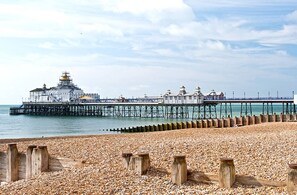 Beach nearby - Sterling Lodge Hotel (Eastbourne)