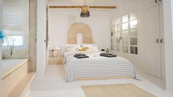 Deluxe Double Room | 1 bedroom, premium bedding, free minibar, iron/ironing board