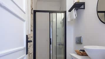 Suite Deluxe, vue cour intérieure | Salle de bain