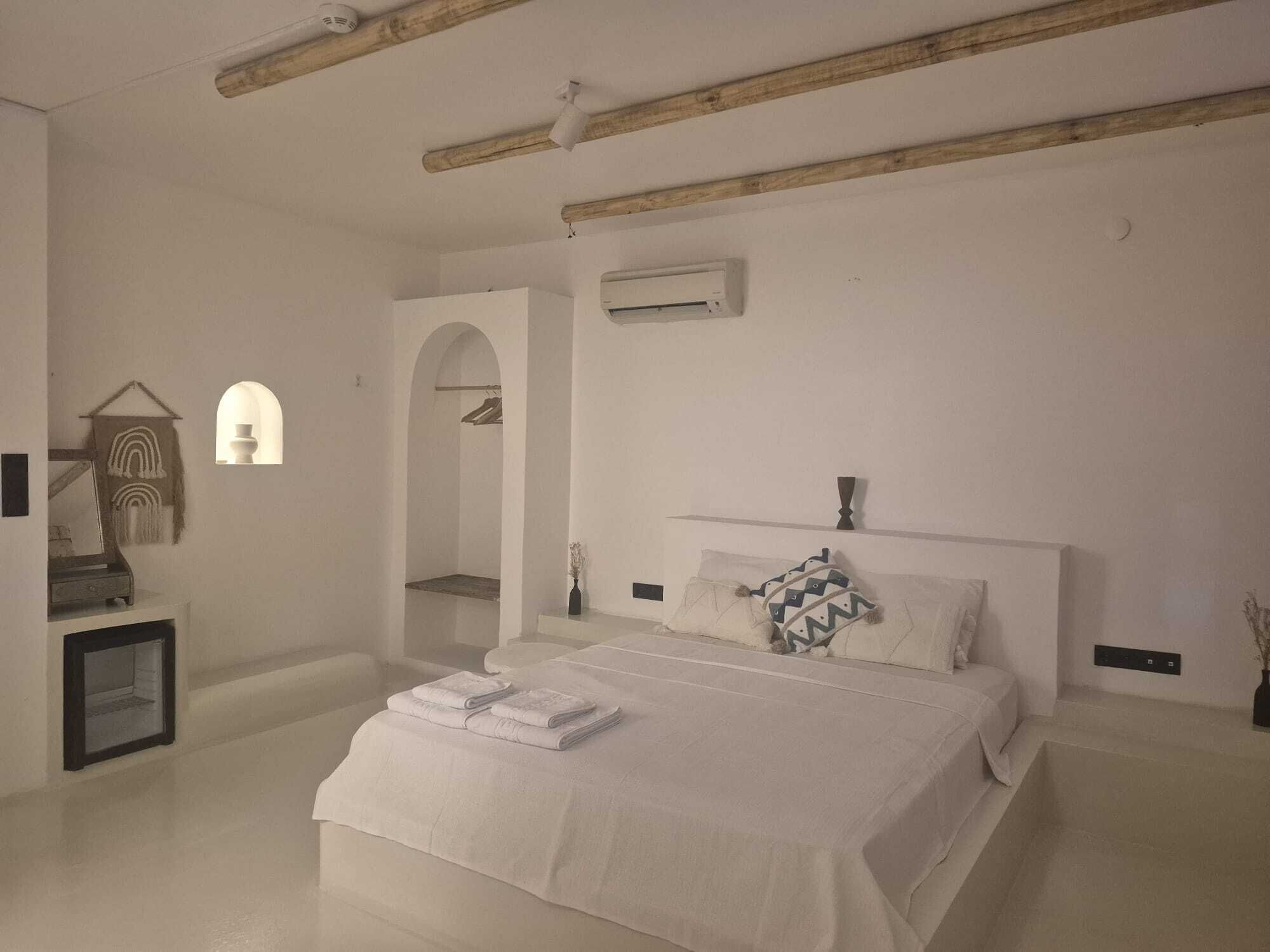 Deluxe Double Room, Fireplace | Peralatan tempat tidur premium, bar mini percuma 