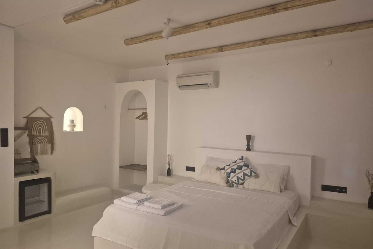 Deluxe Double Room, Fireplace | Minibar, WiFi (free), bed sheets
