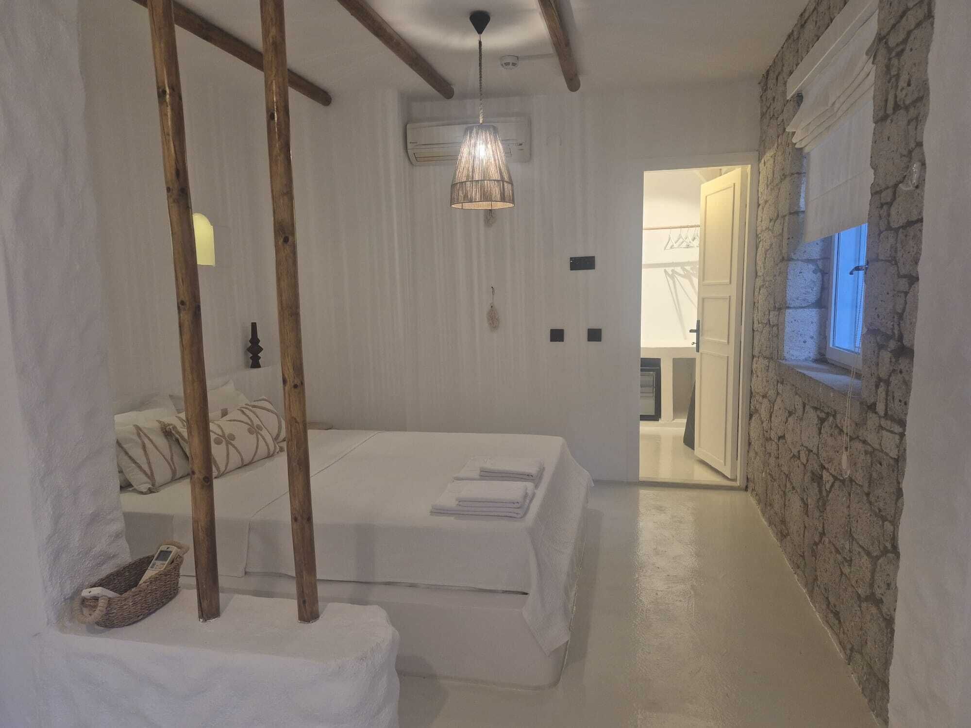 Deluxe Suite, Garden View | Peralatan tempat tidur premium, bar mini percuma 