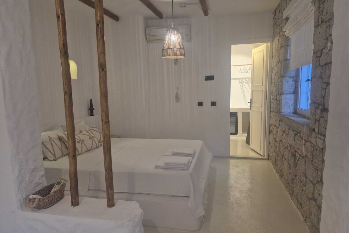 Deluxe Suite, Courtyard View | Minibar, WiFi (free), bed sheets