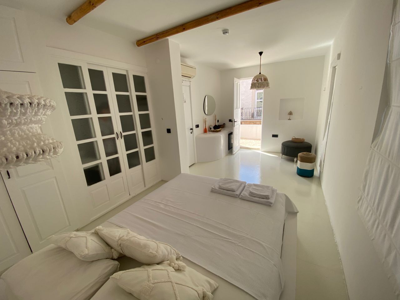 Deluxe Double Room, Balcony | Peralatan tempat tidur premium, bar mini percuma 