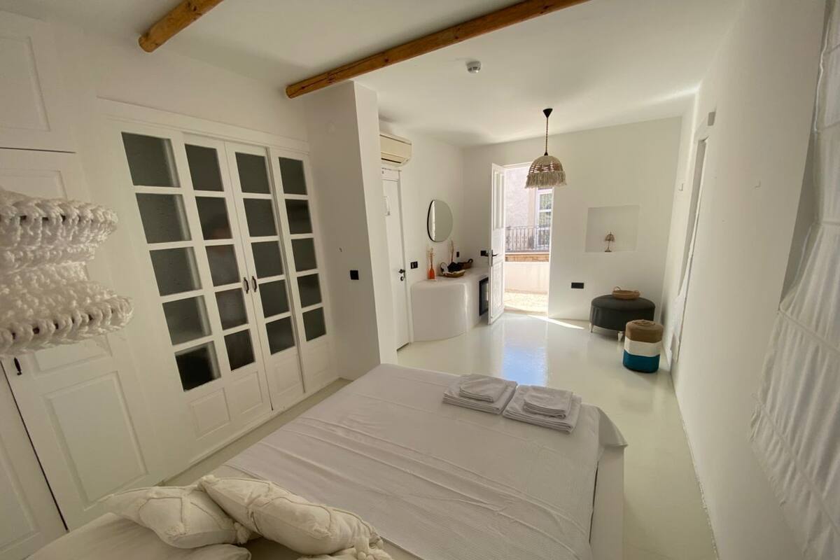 Deluxe Double Room, Balcony | Minibar, WiFi (free), bed sheets