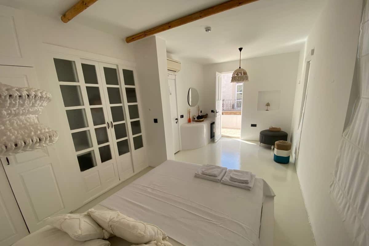 Deluxe Double Room, Balcony | Minibar, WiFi (free), bed sheets