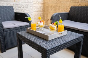 بديكورات فريدة لكل غرفة وطراز فريد لكل وحدة وستائر تعتيم