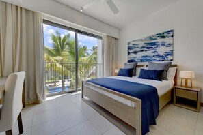 Een kluis op de kamer, een bureau, een strijkplank/strijkijzer