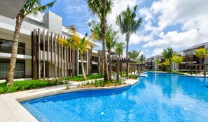 สระว่ายน้ำกลางแจ้ง