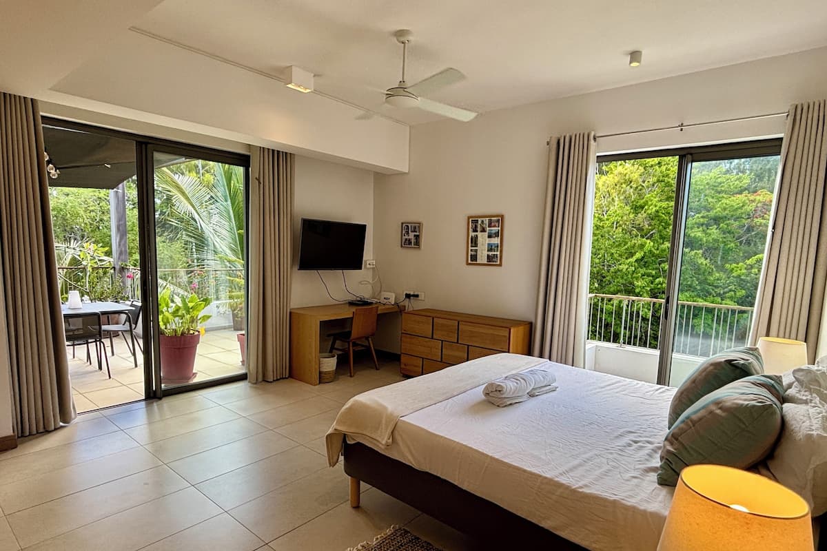 Appartamento, 3 camere da letto (7. La Peninsule Rooftop) | Una cassaforte in camera, una scrivania, ferro/asse da stiro