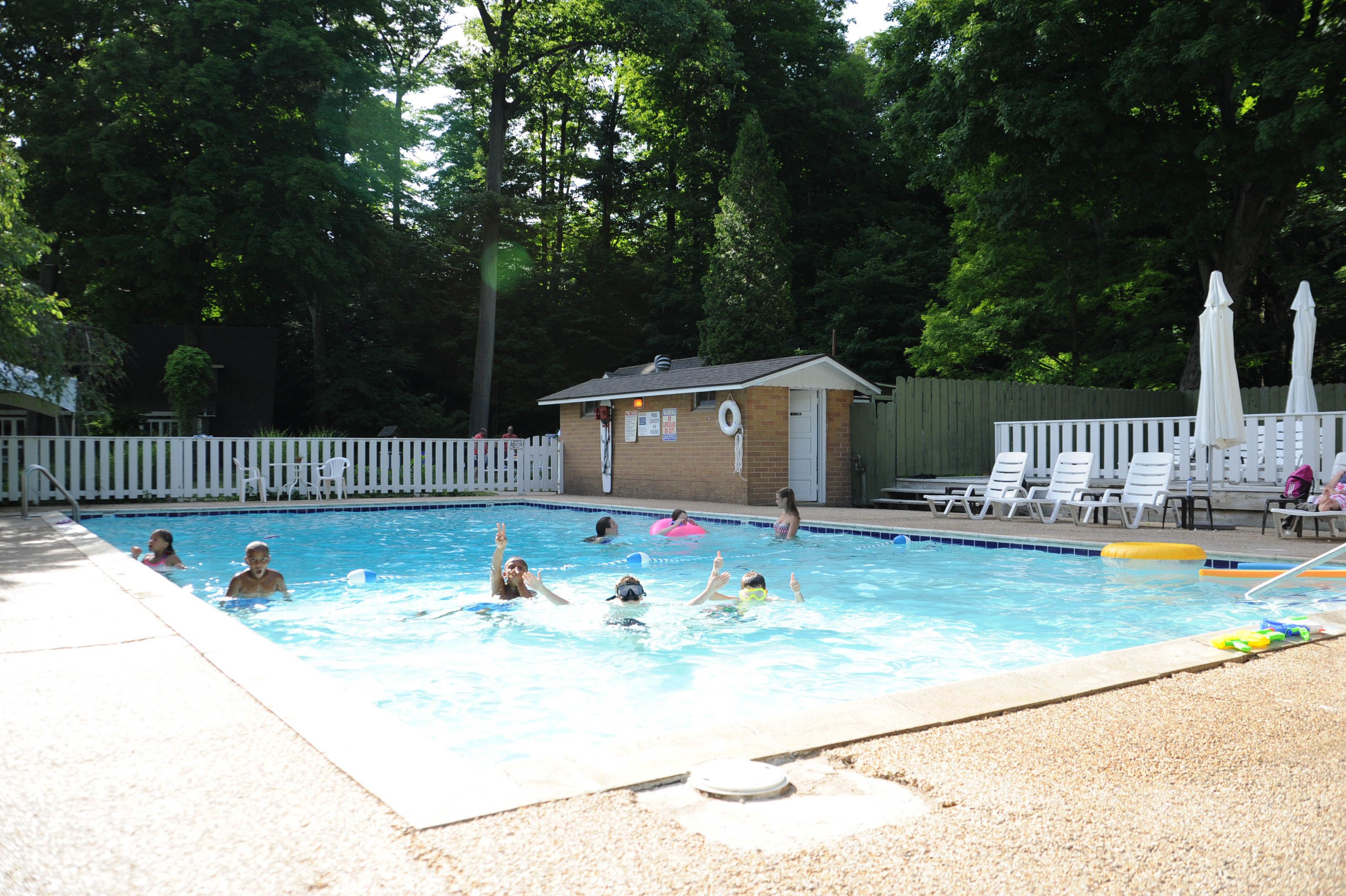 Sæsonbestemt udendørs pool, parasoller, liggestole