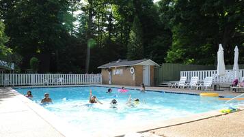 Sæsonbestemt udendørs pool, parasoller, liggestole