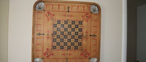 Un tablero de ajedrez con un diseño en cuadros y elementos decorativos en una pared.