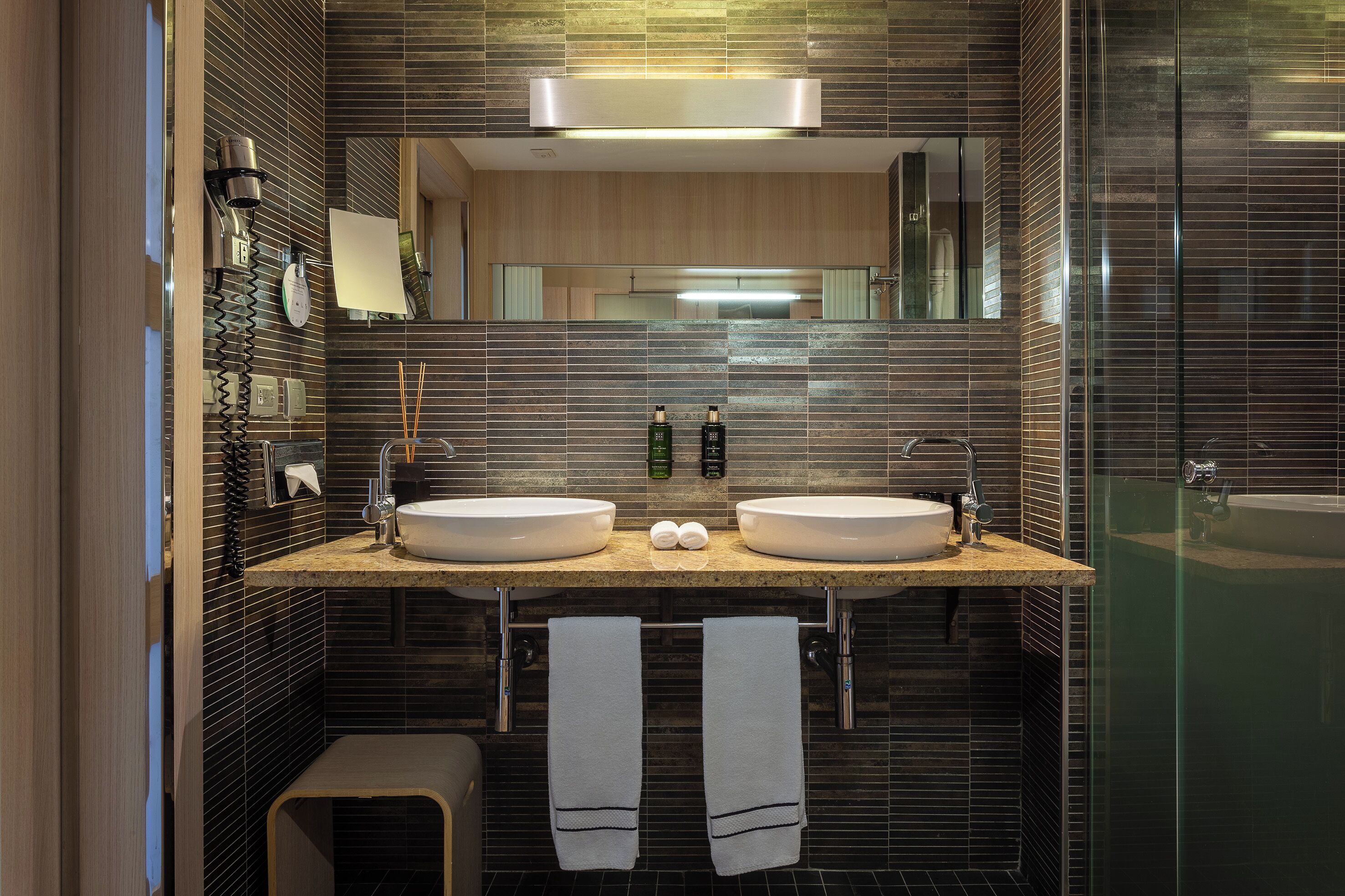 rainfall showerhead, free toiletries, hair dryer, towels